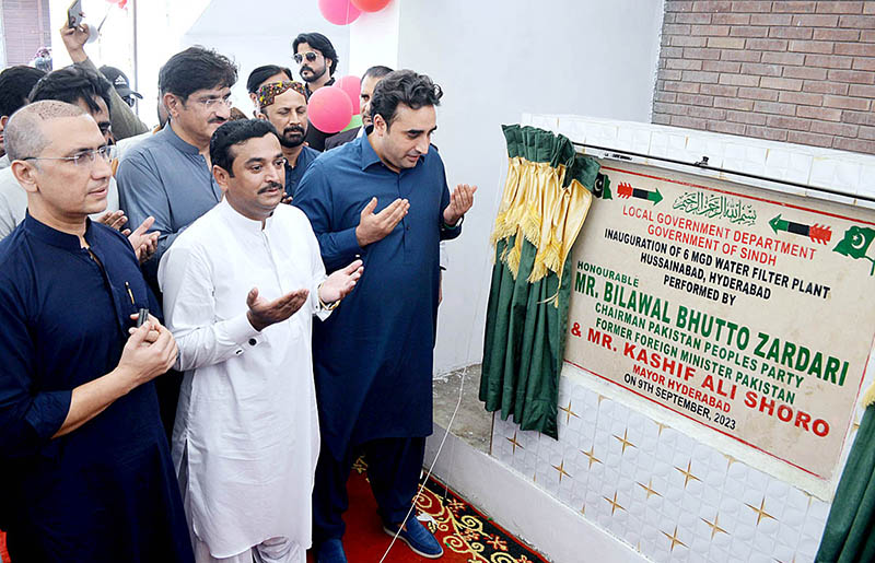 Pakistan Peoples Party (PPP) Chairman Bilawal Bhutto-Zardari offering dua after inauguration of 6 MGD Water Filtration Plant at Hussainabad
