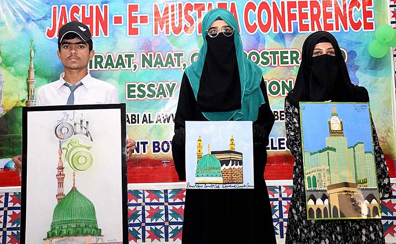 A students speaks during Qirat, Naat, Quiz, Poster and Essay Competition in Jashan Mustafa Conference organized on the occasion of Rabi-ul-Awwal at Government Boys Degree Collage.