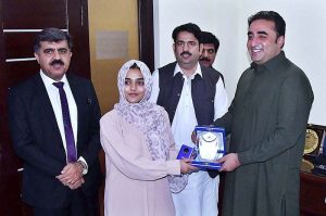 Chairman PPP, Bilawal Bhutto Zardari giving a shield to the winner students of the Speech competition titled International Responsibilities of Pakistan during his visit to the University.