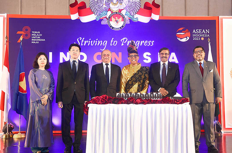 The care taker Minister of Home and Prison, Bring (rtd) Haris Nawaz in a group photo with Indonesian Consul General in Karachi Kuncoro Hadiningrat during the event “Diplomatic Reception” organized by the Consulate General of Indonesia at Pearl Continental Hotel.