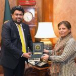 Sindh Governor Kamran Khan Tessori presenting the shield to the caretaker Federal Minister for Finance and Economic Affairs Shamshad Akhtar at the Governor House