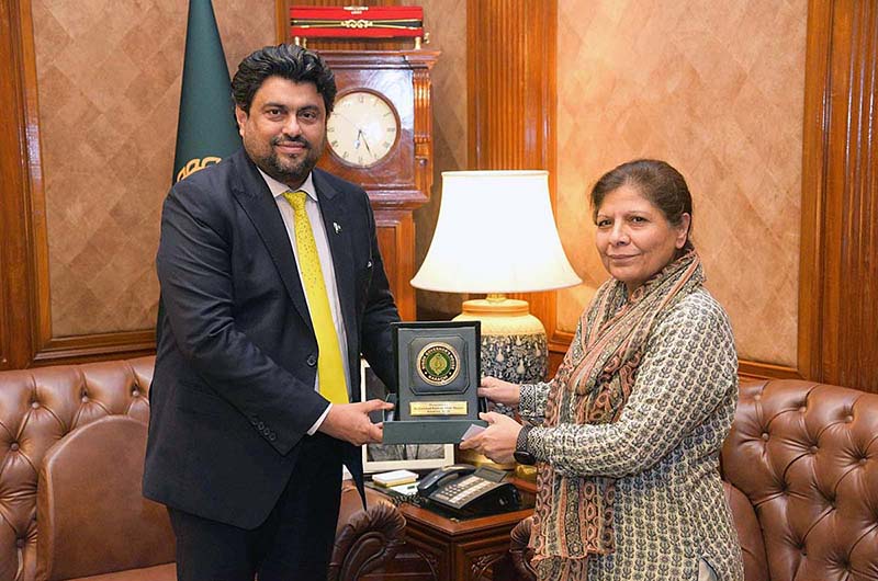 Sindh Governor Kamran Khan Tessori presenting the shield to the caretaker Federal Minister for Finance and Economic Affairs Shamshad Akhtar at the Governor House