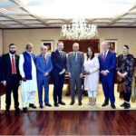 President Dr. Arif Alvi in a group photo with a delegation of the members of the British Parliament and the representatives of the Pakistani and Kashmiri diaspora in the UK, at Aiwan-e-Sadr