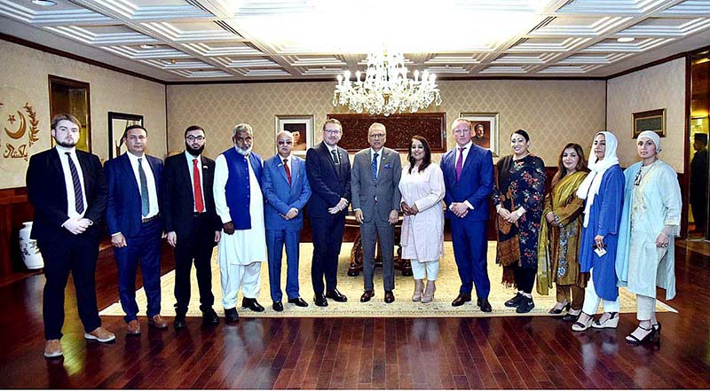 President Dr. Arif Alvi in a group photo with a delegation of the members of the British Parliament and the representatives of the Pakistani and Kashmiri diaspora in the UK, at Aiwan-e-Sadr