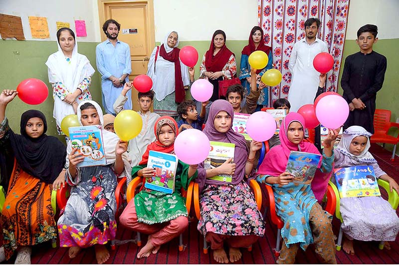 Ex Station Director Radio Pakistan Peshawar Syeda Iffat Jabbar in a group photo with other officials and street children during her visit to Zhwandoon Welfare Organization