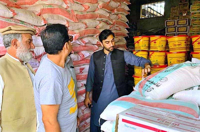 Assistant Commissioner Gilgit Capt (R) Adil Ali along with Price Control Committee visiting markets and checking the quality and rates of daily usage items