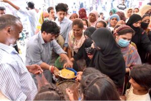 Volunteers serving food and drinks to the participants celebrating Milad-ul-Nabi (peace be upon him)