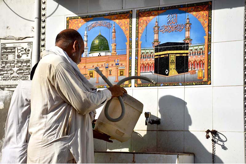 People are filling cold water from water tank at Lahori Muhalla