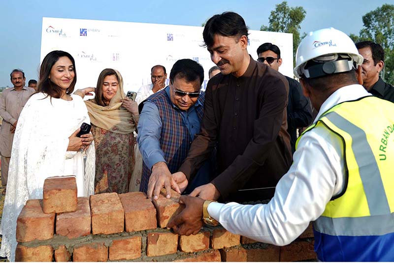 Chairperson Almarah Foundation Mrs. Sofia Waraich, DIG Mehboob Lilla and CEO Central Park Mian Tahir Javed headstone to the Complex for Almarah Kids. The building of a complex for orphans inaugurated in Central Park Society under the auspices of Almarah Foundation