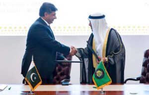 Federal Minister for Commerce and Industry, Dr. Gohar Ejaz exchanging Joint Statement with the Secretary General of GCC, Jassem Mohamed Albudaiwi
