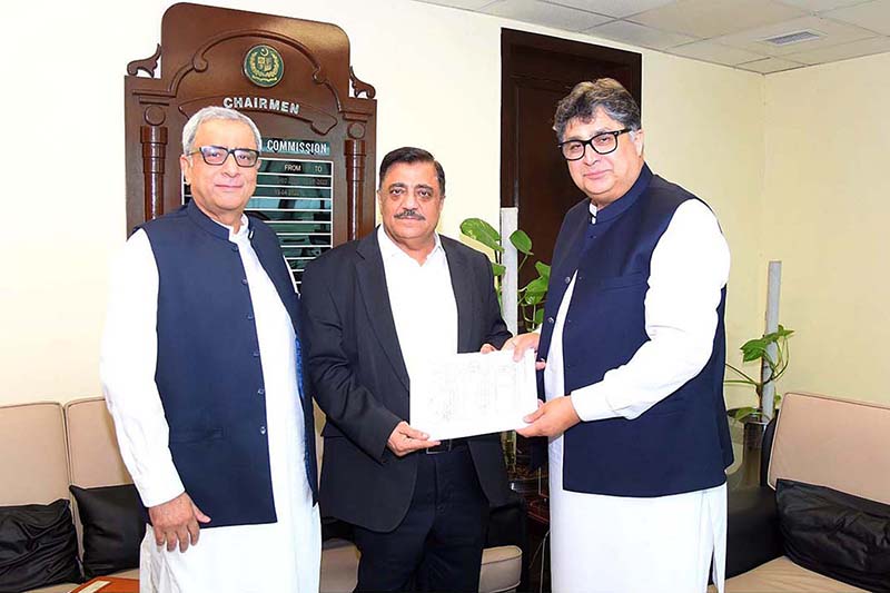 Federal Minister for Privatisation Fawad Hasan Fawad, Handing over a mutation Deed of FBR land situated at Faisalabad to the successful buyer