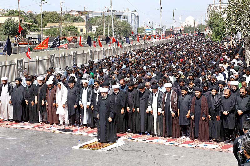 Mourners offer Zuhr prayers at M A Jinnah Road on the occasion of Chehlum of Hazrat Imam Hussain (AS), grandson of Holy Prophet (SAWW)