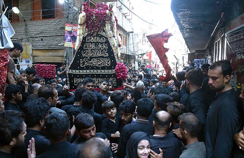 A large number of mourners attending the Chehlum procession to commemorate the martyrdom of Hazrat Imam Hussain (AS), grandson of Holy Prophet (SAWW) at Mochi Gate