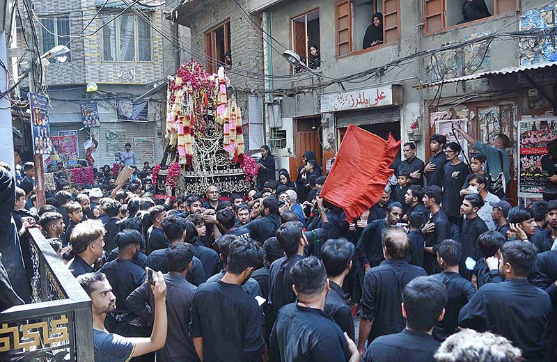 A large number of mourners attending the Chehlum procession to commemorate the martyrdom of Hazrat Imam Hussain (AS), grandson of Holy Prophet (SAWW) at Mochi Gate