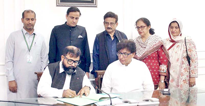 Muncipal Comissioner Sayed Afzal Zaidi and Executive Director SICHN, Syed Jamal Raza sign MoU with Sobhraj Maternity Hospital regarding child health care in presence of Mayor Karachi, Barister Murtaza Wahab