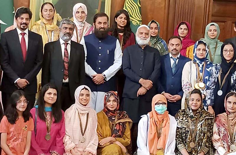 Governor Punjab Engineer Baligh ur Rehman along with Principal Nawaz Sharif Medical College, Gujrat Dr Ajmal Farooq in a group photo at the gold medals distributiion ceremony at Governor’s House