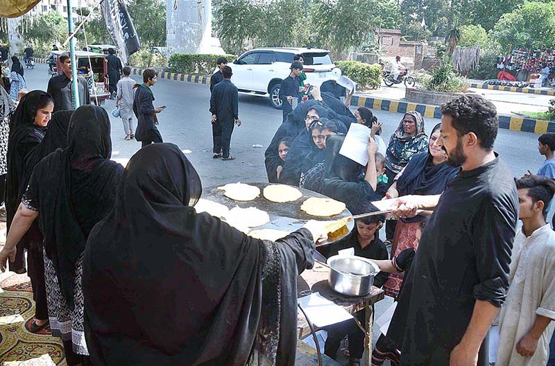A large number of mourners attending the Chehlum procession to commemorate the martyrdom of Hazrat Imam Hussain (AS), grandson of Holy Prophet (SAWW) at Mochi Gate