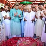 Former Defence Minister Khawaja Muhammad Asif offering Fateha after laying wreath on the grave of Army Martyrs at Chawinda