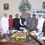 Chairman Goods Association Arshad Lateef Butt presenting a shield to Chairman SIMAP Hassan Yousaf