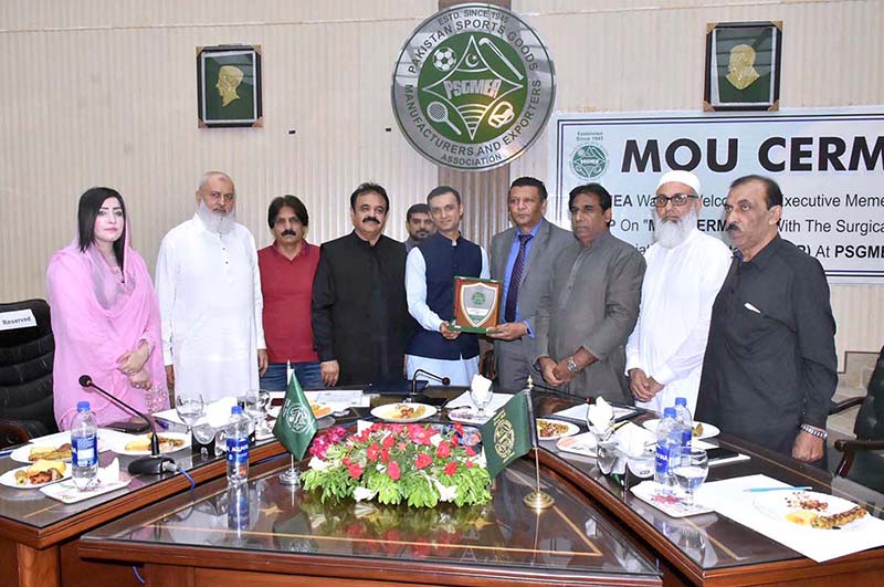 Chairman Goods Association Arshad Lateef Butt presenting a shield to Chairman SIMAP Hassan Yousaf