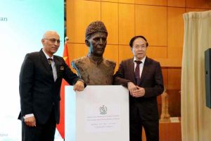 The sculpture of Quaid-e-Azam, Muhammad Ali Jinnah was unveiled by Pakistan Ambassador to China, Moin ul Haque. It was masterfully crafted by renowned Chinese sculptor Master Yuan Xikun, symbolizing the enduring friendship between Pakistan and China at the Jintai Art Museum.