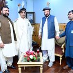 Chief Minister Gilgit Baltistan presenting the tradition tunic and a cap of Gilgit Baltistan to Caretaker Prime Minister Anwaar-ul-Haq Kakar