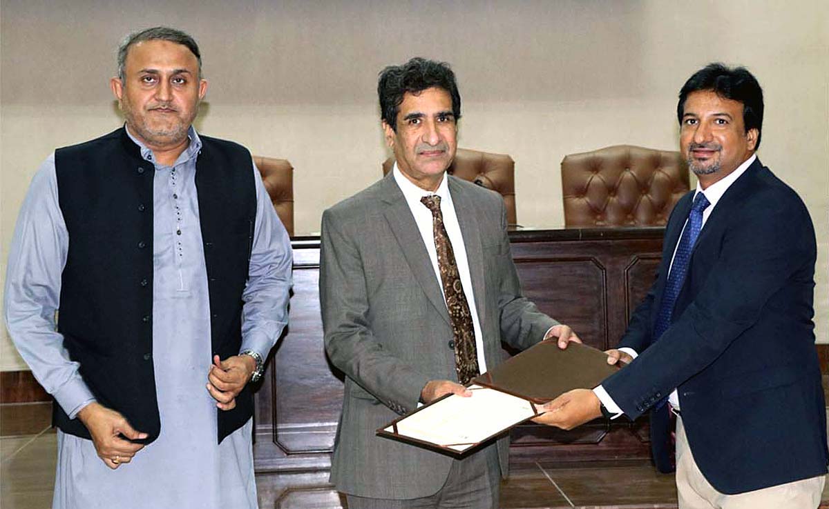 Executive Director General, Information Service Academy (ISA), Dr. Tariq Mahmood Khan distributing certificates among the participants of 37th MCMC Domain Specific Training