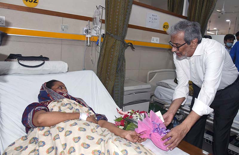 Caretaker Chief Minister Justice (rtd) Maqbool Baqar interacts with a patient during his visit to the Emergency of the Jinnah Postgraduate Medical Center.