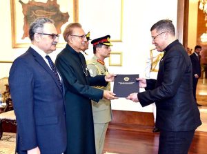 The Ambassador-designate of Venezuela, Mr Jose Rafael Silva Aponte, presenting his diplomatic credentials to President Dr. Arif Alvi, at Aiwan-e-Sadr