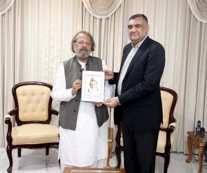 MD Dr. Raja Mazhar Hameed presents portraits of leaders of the Movement of Independence of Pakistan to Caretaker Federal Minister for Education, Madad Ali Sindhi