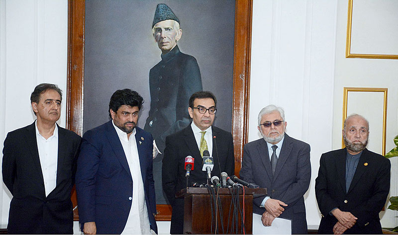 Caretaker Federal Minister for Energy Muhammad Ali addressing the members of Karachi Chambers of Commerce & Industries (KCCI) at Governor House. Governor Sindh Kamran Tissori also present on the occasion