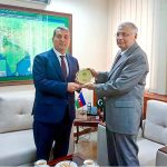 Caretaker Minister for Planning Development & Special Initiatives, Muhammad Sami Saeed presenting a souvenir to Mr. Khazar Farhadov, Ambassador of Azerbaijan