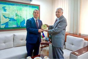 Caretaker Minister for Planning Development & Special Initiatives, Muhammad Sami Saeed presenting a souvenir to Mr. Khazar Farhadov, Ambassador of Azerbaijan