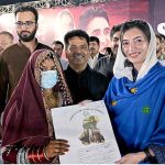 Ms. Aseefa Bhutto Zardari distributing land ownership rights papers to Sukkur Barrage and Canals affectees from Bashirabad and Raju Marwari Goth