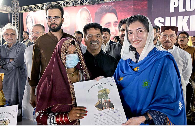 Ms. Aseefa Bhutto Zardari distributing land ownership rights papers to Sukkur Barrage and Canals affectees from Bashirabad and Raju Marwari Goth