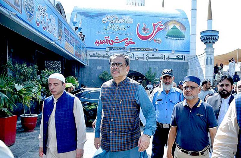 Caretaker Federal Minister for Religious Affairs and Inter-faith Harmony Aneeq Ahmed offer Duaa during his visit on the occasion of the 780th Urs of Hazrat Dataganj Bakhsh Ali bin Usman Al Hajwiri