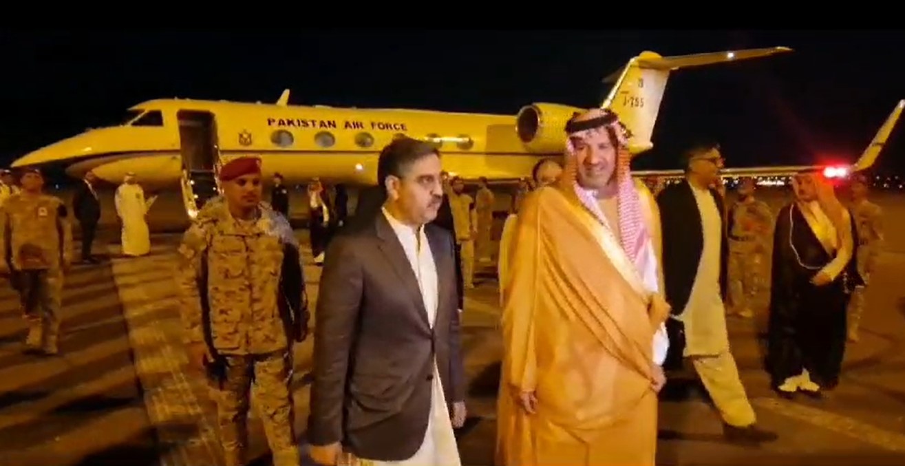 PM Kakar arrives in Madinah Munawwarah