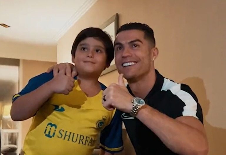 Ronaldo meets young fan during Al-Nassr's Tehran visit