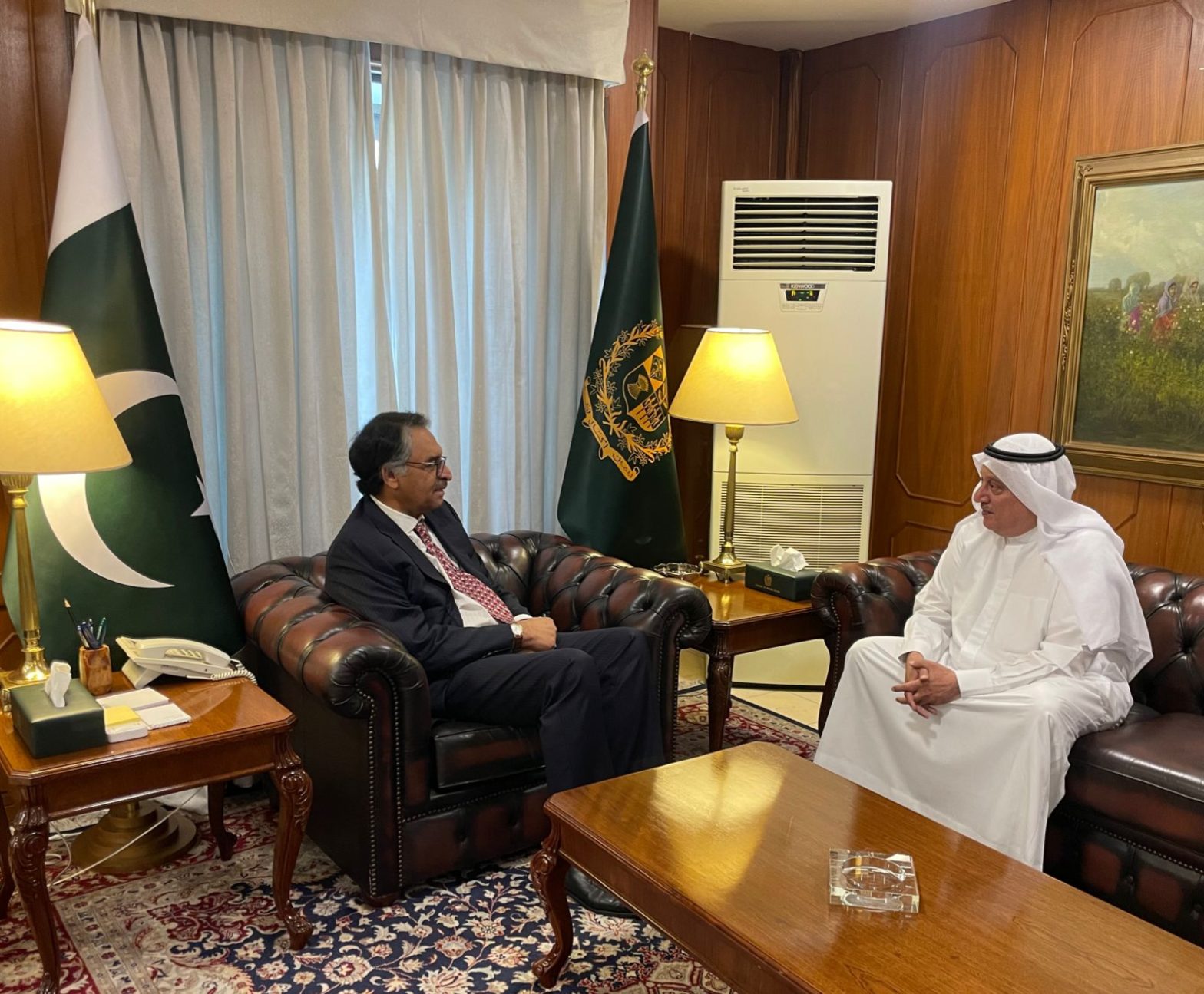 FM, Kuwaiti envoy discuss ties