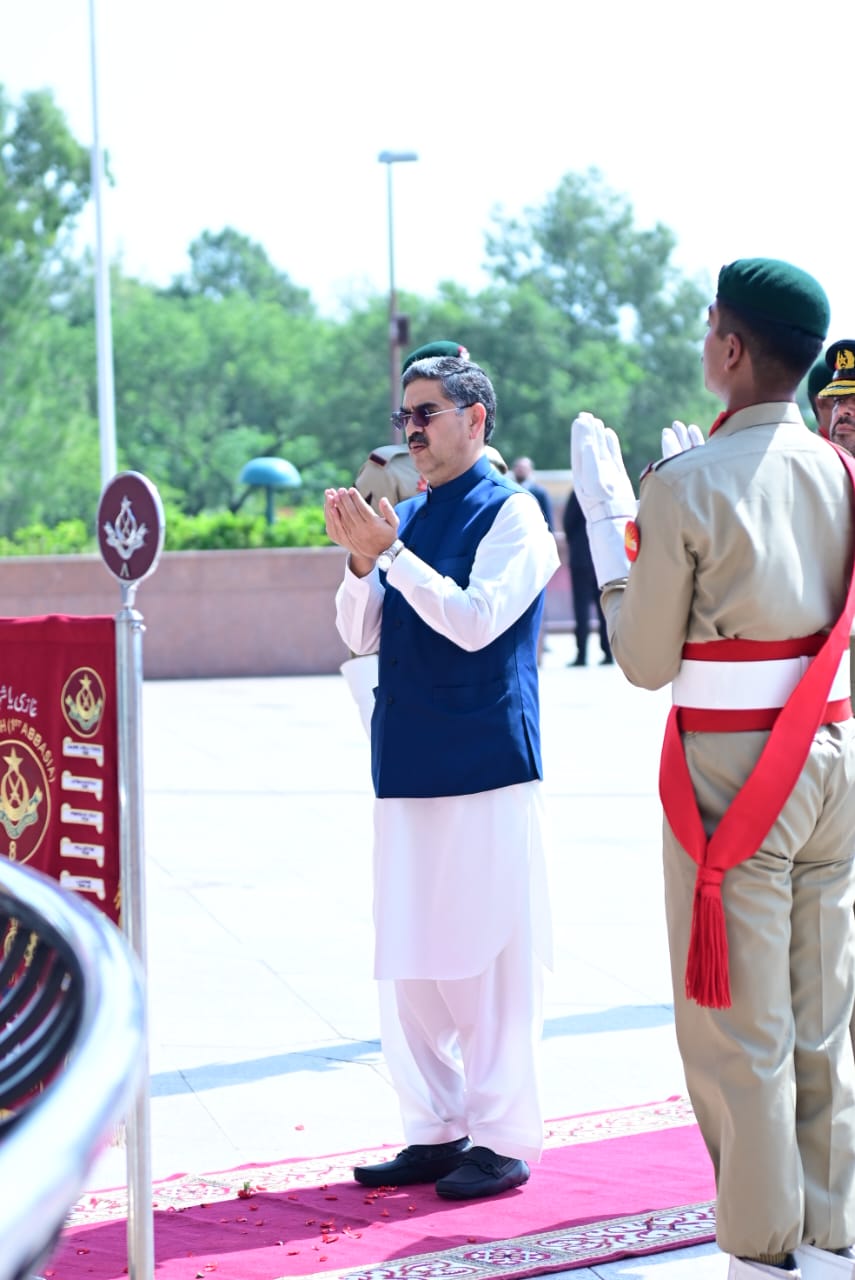 PM lays floral wreath at Yadgar-e-Shuhada