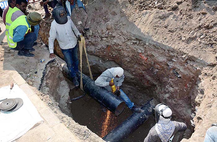 SNGPL staffers busy in laying sui gas pipeline at Jaranwala Road.
