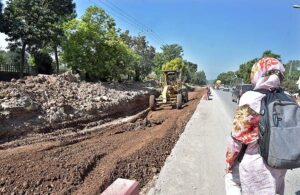 Labourers busy in extension work of Chak Shahzad Road during development work in Federal Capital