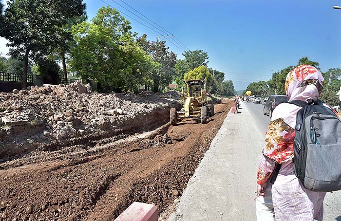 Labourers busy in extension work of Chak Shahzad Road during development work in Federal Capital