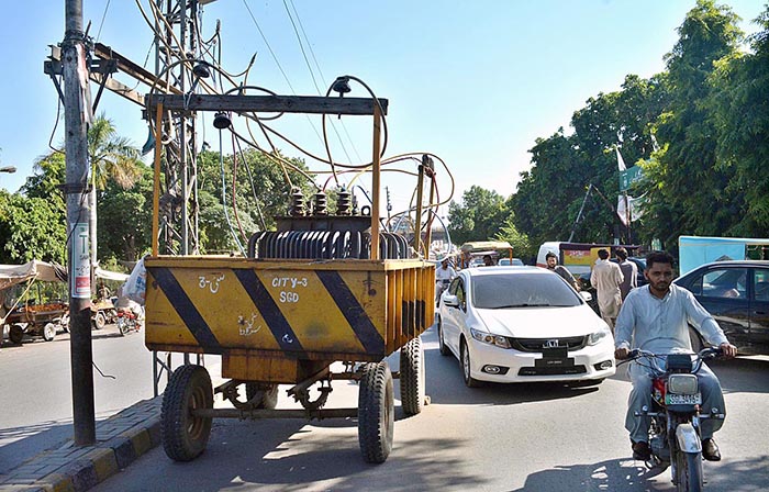 A view of trolley with electric transformer place on road in front of Company Bagh creating hurdle in smooth flow of traffic and needs the attention of concerned authorities
