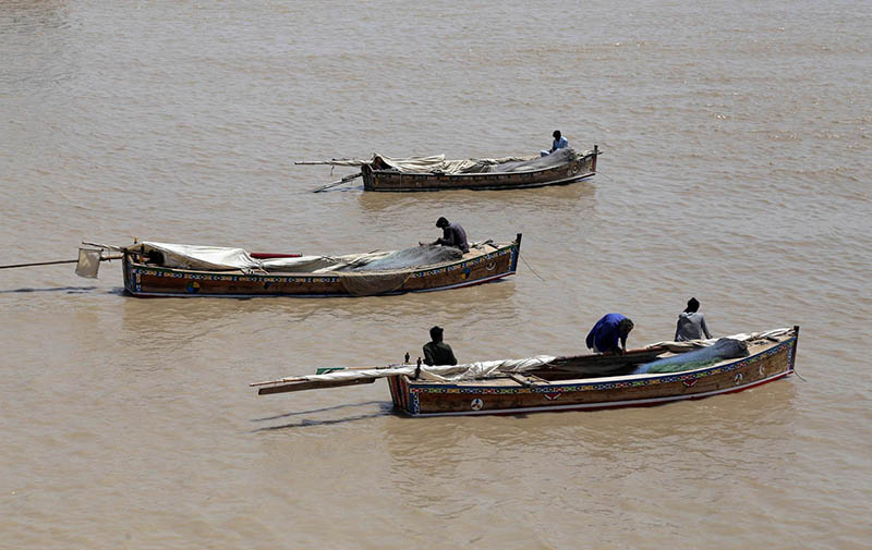 Fishermen preparing net for catching the fishes at Indus river