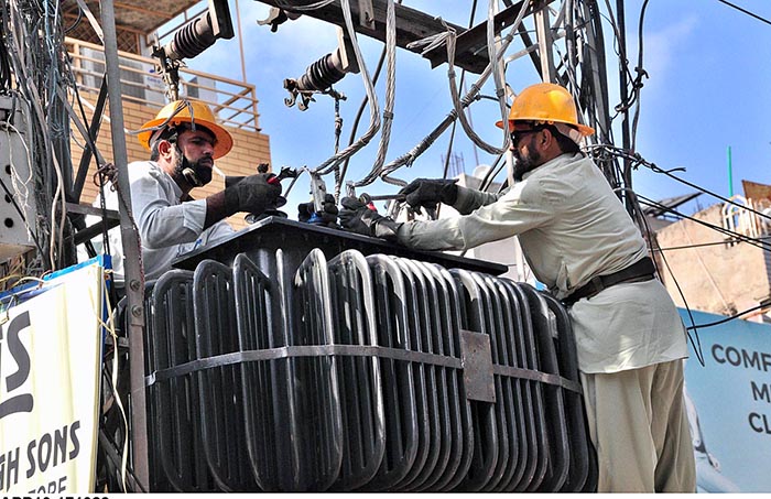 WAPDA staffers busy in repairing power transformer at Katchehry Bazaar