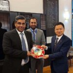 Federal Minister of Commerce Dr. Gohar Ejaz receiving souvenir from Mr. Wang Zihai, Director of China-Pakistan (Qingdao) International Cooperation Hub