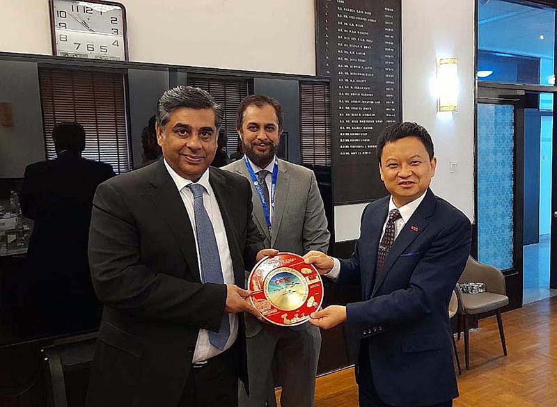 Federal Minister of Commerce Dr. Gohar Ejaz receiving souvenir from Mr. Wang Zihai, Director of China-Pakistan (Qingdao) International Cooperation Hub