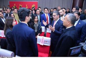 Caretaker Prime Minister Anwaar-ul-Haq Kakar interacts with the students of Xinjiang University.