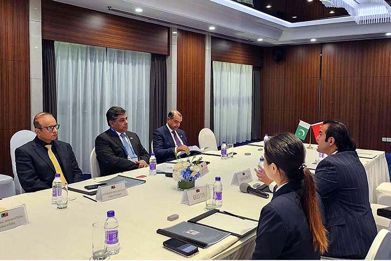 Federal Minister of Commerce Dr. Gohar Ejaz receiving souvenir from Mr. Wang Zihai, Director of China-Pakistan (Qingdao) International Cooperation Hub